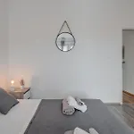 Lit Apartment *