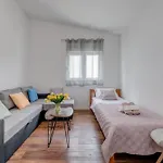 Lit Apartment