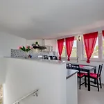 Lit Apartment *