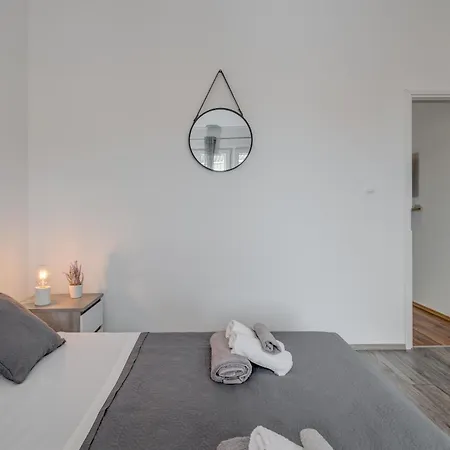 Lit Apartment *